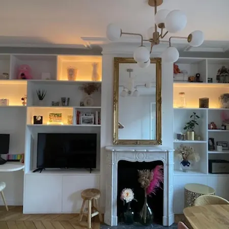 Quiet Renovated Nest In 17th District شقة